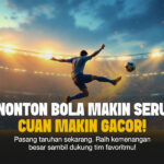 Aksi dramatis pemain sepak bola menendang bola di tengah stadion penuh penonton saat cahaya senja menerangi lapangan.